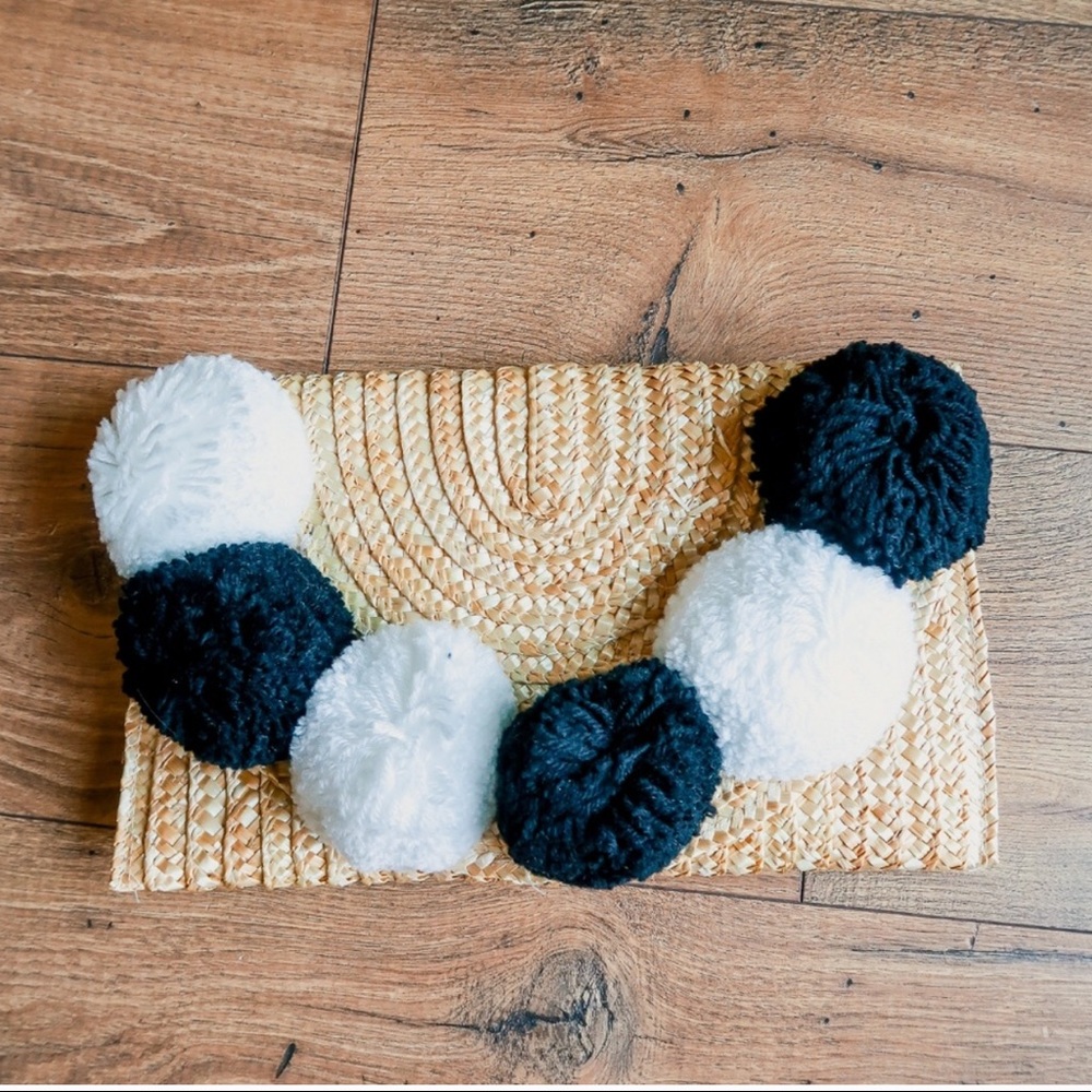 😍 GORGEOUS!! Black and white pompom clutch!!